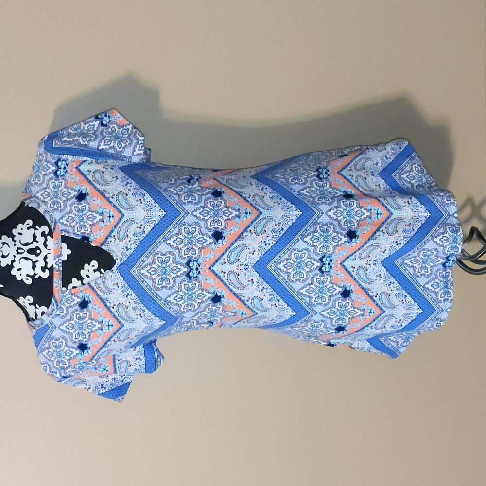 NWT Jrs. Joe Boxer S/S top w/geometric design and keyhole neckline Sz La…